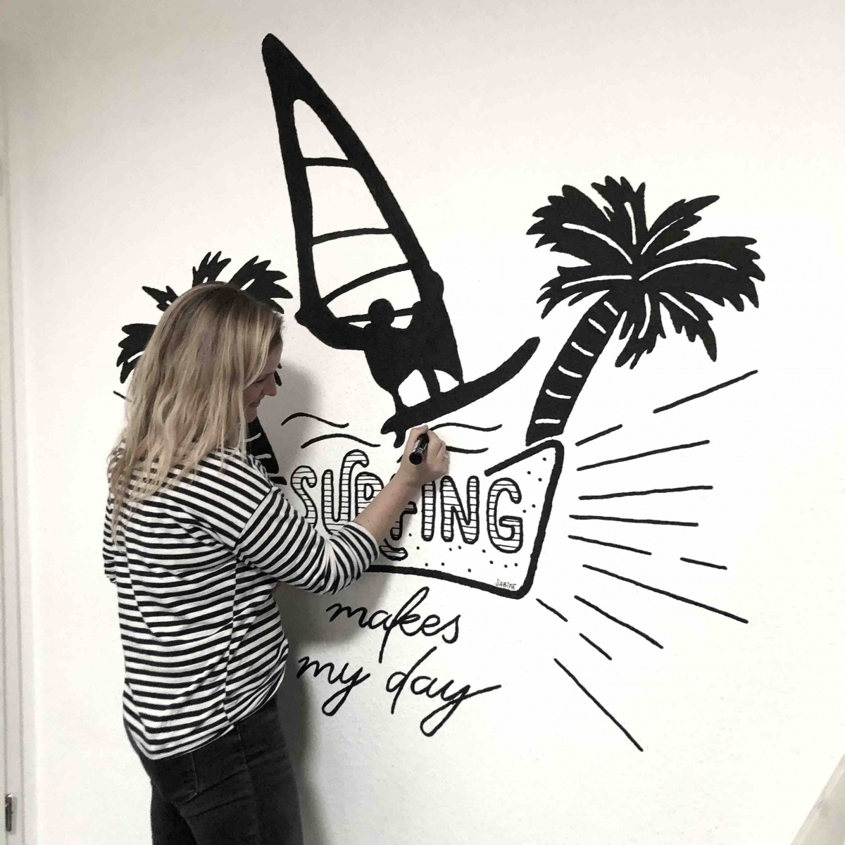 Muurtekening met surfer, palmen en beach vibes, surfing makes my day typografie