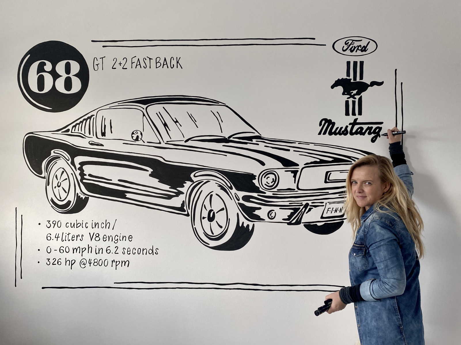 Muurtekening van Ford Mustang uit het jaar 1968 die op de muur getekend wordt door Sabine Bronsteijn