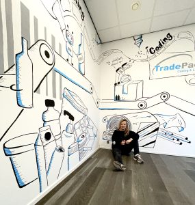Muurtekening voor een bedrijf met storytelling over diensten en waarden uitgevoerd in lijn met de huisstijl en identiteit.
