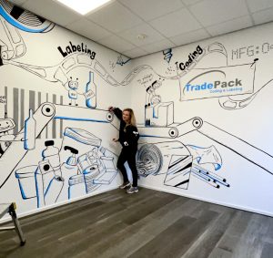 Muurtekening in kantoorruimte die bedrijfsidentiteit en merkverhaal visueel maakt