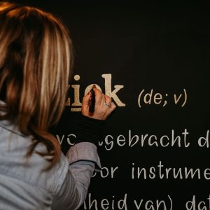 Detail van handgeschilderde muurtekening met penstreken en lijnillustratie op muur